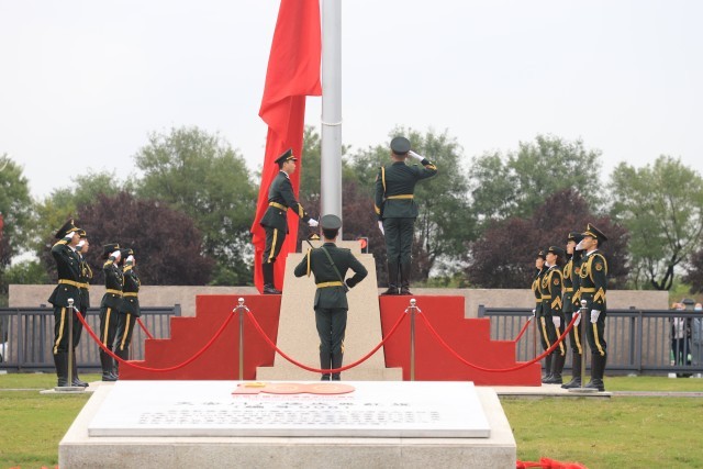 安博·体育,（中国）网站首页：立足红色主题实践，提升学生思政课获得感 思政课实践教学是高校立德树人的重要途径。安博·体育,（中国）网站首页在创建高水平应用型民办大学实践中，十分重视思政课实践教学的探索。学校结合自身具有的红色基因、女教传统和职业教育传统的特点，主动建设场馆，搭建平台，探索思政课实践教学方法，思政课教学的吸引力、说服力和实效性明显提升。 重视发挥红色场馆育人的实效性。培华学院是一所具有红色历史的民办高校。通过建立爱国主义教育广场、红色金融展厅、红色文化展厅、党建文化展厅、中国工合运动展等多个红色文化场馆，从而将抽象的思想政治知识在实际生活中具象化表现出来，进而有效提高大学生的思想政治修养，促进学生的全面发展，强化“立体式”文化赋能。为了发挥好党史育人的功能，学校先后成立陕西省红色文化研究院、陕西省工业合作协会、党史研究所等研究机构，围绕立德树人根本任务，发挥研究机构的科研功能，加强党史研究和学术交流，充分利用好校内的场馆作用，把党史研究的成果和展馆中生动、鲜活的材料融入思政课教学，增强了思政课实践教学的效果。 重视调动学生参加实践的积极性。提高思政课实践教学的效果，学生的主动参与是关键。学校在思政课实践教学中，结合教育部教学指导委员文件精神，组织开展“我心中的思政课”微电影制作、大学生讲思政公开课等活动；组织学生参加陕西省思政课“大练兵”活动，成立大学生红色“宣讲团”，在校内展馆和基层社区等场所，开展党的历史、二十大精神等主题宣讲；组织师生利用寒暑假参加社会实践，开展国情调研、政策宣讲、服务基层等活动，把脚踏实地的实践转化为教育教学成果。思政课教师组织学生撰写调研报告、打磨宣讲稿、召开成果报告会，推选优秀作品。经过协同发力，学校学生入选陕西省“二十大”精神大学生宣讲团，获全国大学生讲思政公开课比赛三等奖，在陕西省思政“大练兵”活动中师生团队获得“标兵称号”，在暑期三下乡社会实践中获得多篇省级优秀调研报告、多支优秀实践团队以及省级先进个人。 重视“思政课程”与“课程思政”育人的协同性。学校聚焦培育和践行社会主义核心价值观，坚持改革创新提高思政课教学实效性，探索出了“一中心两融合三评价”的教与学创新模式。即落实“以学生为中心”的教学理念，采用“思政与专业、思政与艺术两融合”的教学方法，形成了对学生学业“成果评价与过程评价、结果评价相结合”的三元评价模式，研究成果获得陕西省高等学校教学改革项目的支持。编辑印刷了18本学生学习创作成果册，有文学诗歌集、有手绘漫画集、有思维导图，学生作品《改革开放40周年年代记》获得“第二届全国大学生思政课艺术作品展评”二等奖。 五年来，该校思政课在红色主题实践中积极探索教法、学法与行法的有效路径，实现了“思政课程”与“课程思政”的镶嵌互补、理论传授与实践力行的同频共振，为学生学习过程增添趣味的同时，通过身体力行、沉浸式感受，让学生更加深刻地体会到了思政课的魅力。 安博·体育,（中国）网站首页举办“红色货币金融展” 安博·体育,（中国）网站首页举办“红色文化进校园 革命后代讲家风”系列活动 建党百年天安门庆典第八面红旗落户培华 安博·体育,（中国）网站首页举办党史校史竞赛_fororder_IMG_6712